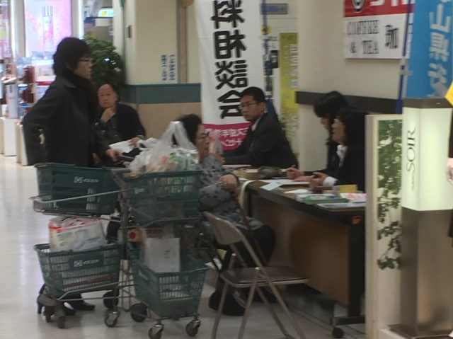 イズミヤ和歌山店にて行われた街頭無料相談会　和歌山県行政書士会